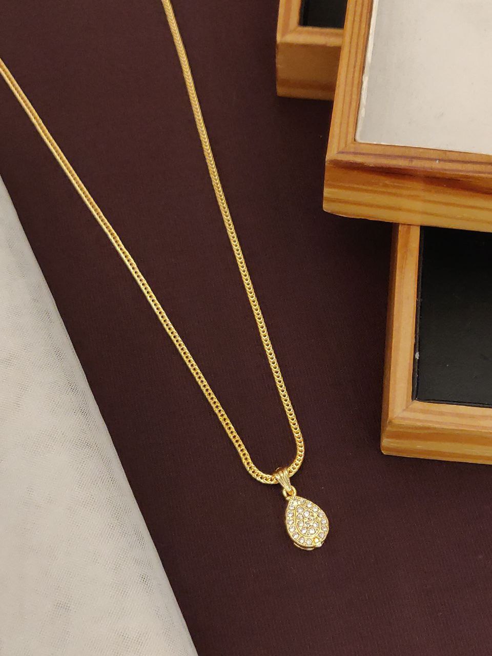 Shanvi Pendant Chain - Wortica